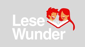 Zwei lachende Kinder über einem aufgeschlagenen Buch, weißer Text 'Lese Wunder' auf grauem Hintergrund