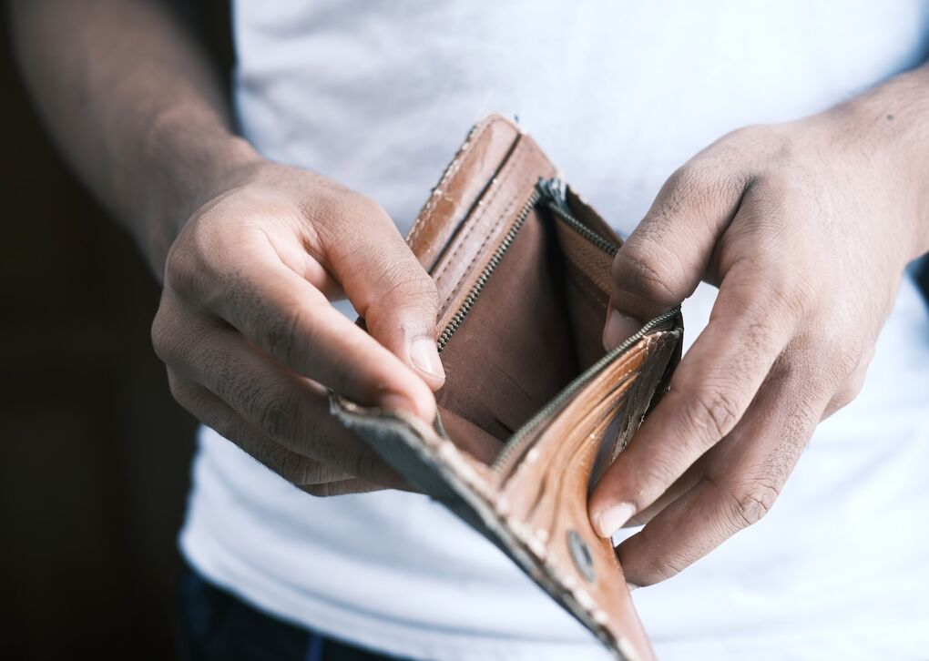 Hände mit leerer Geldtasche