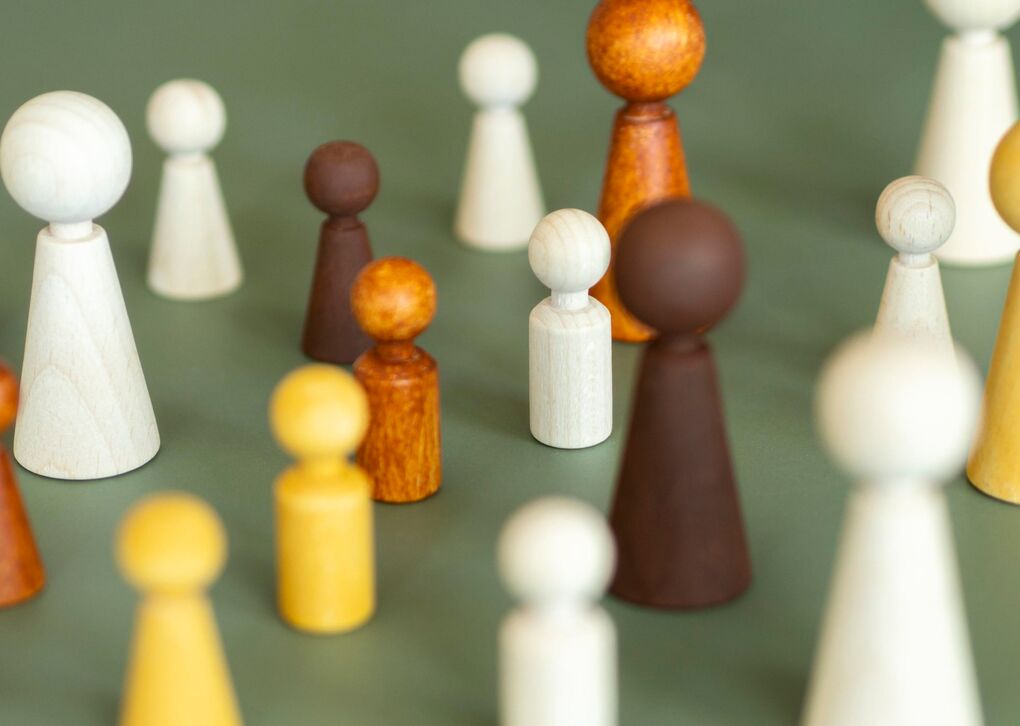 Spielfiguren in unterschiedlichen Farben.