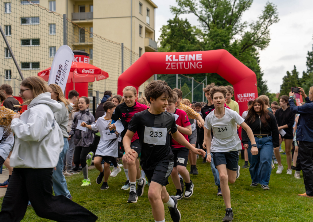 Schüler laufen beim LaufWunder in Graz.