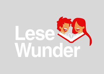Zwei lachende Kinder über einem aufgeschlagenen Buch, weißer Text 'Lese Wunder' auf grauem Hintergrund