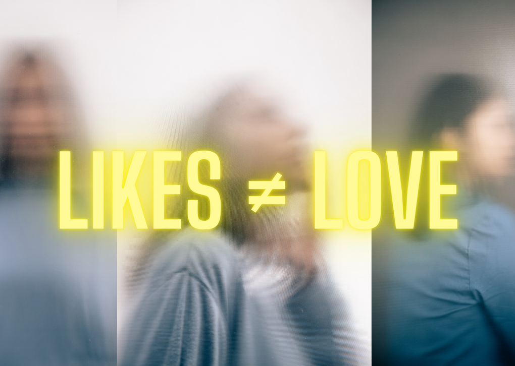 Ein unscharfes Bild einer Person mit dem Text 'LIKES ≠ LOVE' in leuchtendem Gelb. Es vermittelt das Konzept von oberflächlichen Emotionen gegenüber echtem Gefühl.