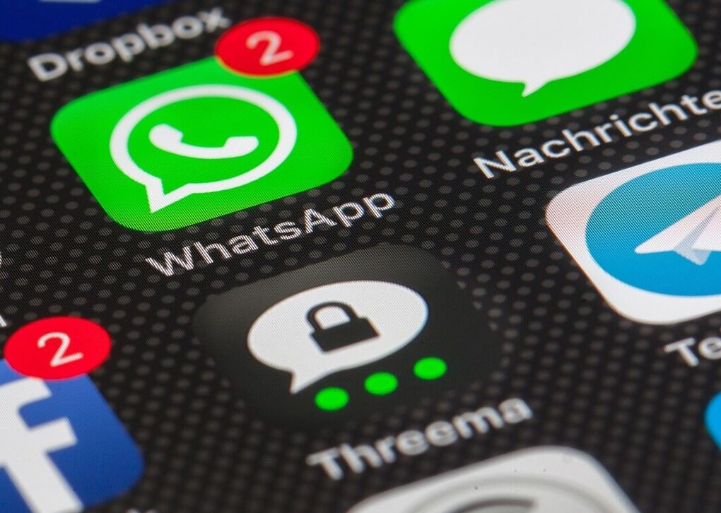 Nahaufnahme verschiedener Messenger-App-Symbole auf einem Smartphone, darunter WhatsApp, Telegram und Threema, die verschiedene Kommunikationsmöglichkeiten zeigen.